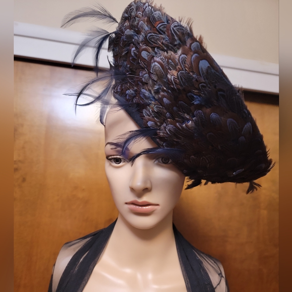 50s/60s Iridescent Pheasant Feather Toque/Tilt Hat | 100% Wool | Size 6 3/4 EUC!